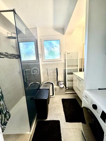 BRIGNOLES à 40minutes de AIX-EN-PROVENCE et à 20 minutes de SAINT MAXIMIN.

Cet appartement est située au 2e étage d'une résidence sécurisée avec un parc arborée. 
Dans un environnement calme à proximité de toutes les commodités (commerces, écoles, transports en commun, hôpital, médecin, marché ect...) 

L'appartement dispose : de 4 pièces, un salon, une cuisine équipée et aménagée, 3 chambres avec dressing une salle d'eau, un WC, 2 terrasses,  ainsi qu'un garage, une cave et un parking collectif sécurisée dans la résidence.

A découvrir !