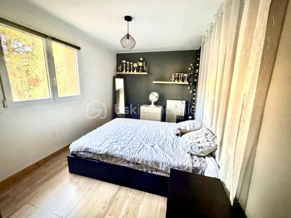 BRIGNOLES à 40minutes de AIX-EN-PROVENCE et à 20 minutes de SAINT MAXIMIN.

Cet appartement est située au 2e étage d'une résidence sécurisée avec un parc arborée. 
Dans un environnement calme à proximité de toutes les commodités (commerces, écoles, transports en commun, hôpital, médecin, marché ect...) 

L'appartement dispose : de 4 pièces, un salon, une cuisine équipée et aménagée, 3 chambres avec dressing une salle d'eau, un WC, 2 terrasses,  ainsi qu'un garage, une cave et un parking collectif sécurisée dans la résidence.

A découvrir !