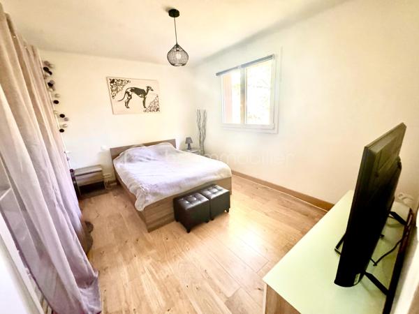 BRIGNOLES à 40minutes de AIX-EN-PROVENCE et à 20 minutes de SAINT MAXIMIN.

Cet appartement est située au 2e étage d'une résidence sécurisée avec un parc arborée. 
Dans un environnement calme à proximité de toutes les commodités (commerces, écoles, transports en commun, hôpital, médecin, marché ect...) 

L'appartement dispose : de 4 pièces, un salon, une cuisine équipée et aménagée, 3 chambres avec dressing une salle d'eau, un WC, 2 terrasses,  ainsi qu'un garage, une cave et un parking collectif sécurisée dans la résidence.

A découvrir !