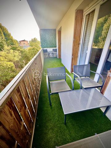 BRIGNOLES à 40minutes de AIX-EN-PROVENCE et à 20 minutes de SAINT MAXIMIN.

Cet appartement est située au 2e étage d'une résidence sécurisée avec un parc arborée. 
Dans un environnement calme à proximité de toutes les commodités (commerces, écoles, transports en commun, hôpital, médecin, marché ect...) 

L'appartement dispose : de 4 pièces, un salon, une cuisine équipée et aménagée, 3 chambres avec dressing une salle d'eau, un WC, 2 terrasses,  ainsi qu'un garage, une cave et un parking collectif sécurisée dans la résidence.

A découvrir !