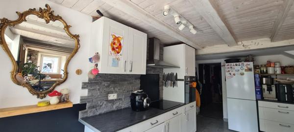 Maison en pierre au coeur du village, 3 chambres, terrain 14 ares, à deux pas des écoles !