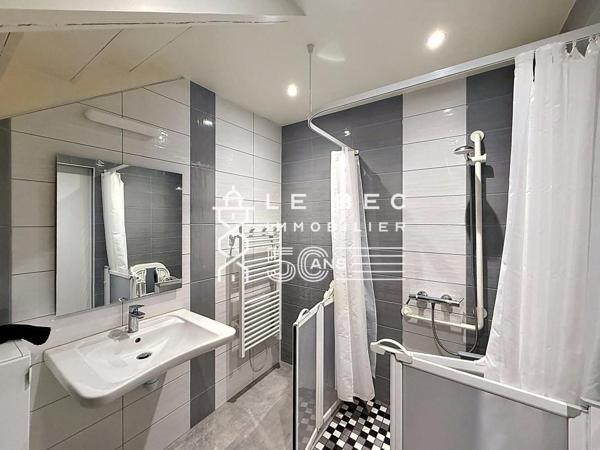 PLOEMEUR : Maison mitoyenne proche bourg
