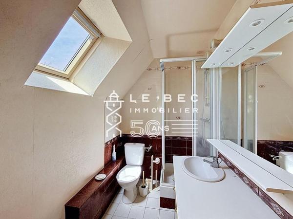 PLOEMEUR : Maison mitoyenne proche bourg