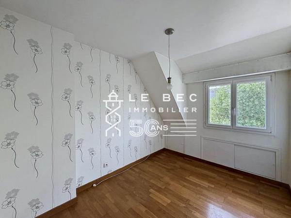 PLOEMEUR : Maison mitoyenne proche bourg