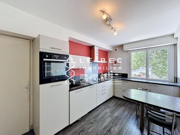PLOEMEUR : Maison mitoyenne proche bourg