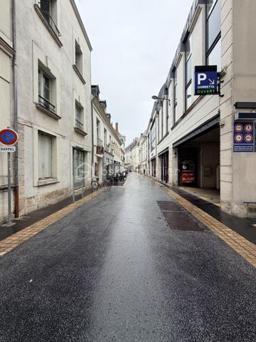 NOUVEAUTÉ – TOURS CENTRE, RUE GAMBETTA

Emplacement privilégié, au calme, à deux pas des commerces et des commodités !

Au 6ᵉ et dernier étage d’une résidence bien entretenue de 1998, découvrez cet appartement au charme fonctionnel, situé dans une petite copropriété aux faibles charges.

Il offre une belle pièce de vie avec rangements et espace cuisine, un coin nuit permettant d’accueillir un lit double, ainsi qu’une salle d’eau avec WC.

Dernier étage, calme, emplacement recherché et faibles charges : un bien rare, idéal pour un premier achat ou un investissement locatif.

📞 Contacte-moi pour en savoir plus !