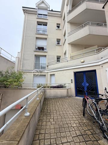 NOUVEAUTÉ – TOURS CENTRE, RUE GAMBETTA

Emplacement privilégié, au calme, à deux pas des commerces et des commodités !

Au 6ᵉ et dernier étage d’une résidence bien entretenue de 1998, découvrez cet appartement au charme fonctionnel, situé dans une petite copropriété aux faibles charges.

Il offre une belle pièce de vie avec rangements et espace cuisine, un coin nuit permettant d’accueillir un lit double, ainsi qu’une salle d’eau avec WC.

Dernier étage, calme, emplacement recherché et faibles charges : un bien rare, idéal pour un premier achat ou un investissement locatif.

📞 Contacte-moi pour en savoir plus !