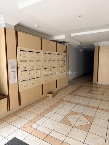 NOUVEAUTÉ – TOURS CENTRE, RUE GAMBETTA

Emplacement privilégié, au calme, à deux pas des commerces et des commodités !

Au 6ᵉ et dernier étage d’une résidence bien entretenue de 1998, découvrez cet appartement au charme fonctionnel, situé dans une petite copropriété aux faibles charges.

Il offre une belle pièce de vie avec rangements et espace cuisine, un coin nuit permettant d’accueillir un lit double, ainsi qu’une salle d’eau avec WC.

Dernier étage, calme, emplacement recherché et faibles charges : un bien rare, idéal pour un premier achat ou un investissement locatif.

📞 Contacte-moi pour en savoir plus !