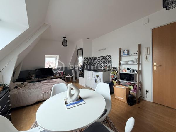NOUVEAUTÉ – TOURS CENTRE, RUE GAMBETTA

Emplacement privilégié, au calme, à deux pas des commerces et des commodités !

Au 6ᵉ et dernier étage d’une résidence bien entretenue de 1998, découvrez cet appartement au charme fonctionnel, situé dans une petite copropriété aux faibles charges.

Il offre une belle pièce de vie avec rangements et espace cuisine, un coin nuit permettant d’accueillir un lit double, ainsi qu’une salle d’eau avec WC.

Dernier étage, calme, emplacement recherché et faibles charges : un bien rare, idéal pour un premier achat ou un investissement locatif.

📞 Contacte-moi pour en savoir plus !