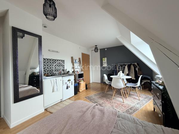 NOUVEAUTÉ – TOURS CENTRE, RUE GAMBETTA

Emplacement privilégié, au calme, à deux pas des commerces et des commodités !

Au 6ᵉ et dernier étage d’une résidence bien entretenue de 1998, découvrez cet appartement au charme fonctionnel, situé dans une petite copropriété aux faibles charges.

Il offre une belle pièce de vie avec rangements et espace cuisine, un coin nuit permettant d’accueillir un lit double, ainsi qu’une salle d’eau avec WC.

Dernier étage, calme, emplacement recherché et faibles charges : un bien rare, idéal pour un premier achat ou un investissement locatif.

📞 Contacte-moi pour en savoir plus !
