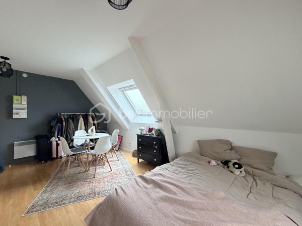NOUVEAUTÉ – TOURS CENTRE, RUE GAMBETTA

Emplacement privilégié, au calme, à deux pas des commerces et des commodités !

Au 6ᵉ et dernier étage d’une résidence bien entretenue de 1998, découvrez cet appartement au charme fonctionnel, situé dans une petite copropriété aux faibles charges.

Il offre une belle pièce de vie avec rangements et espace cuisine, un coin nuit permettant d’accueillir un lit double, ainsi qu’une salle d’eau avec WC.

Dernier étage, calme, emplacement recherché et faibles charges : un bien rare, idéal pour un premier achat ou un investissement locatif.

📞 Contacte-moi pour en savoir plus !