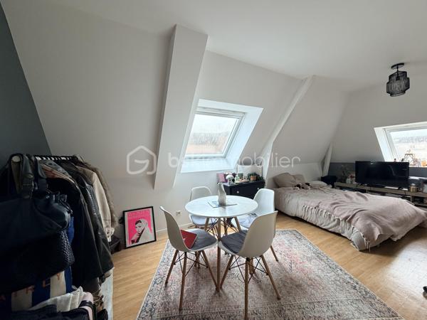 NOUVEAUTÉ – TOURS CENTRE, RUE GAMBETTA

Emplacement privilégié, au calme, à deux pas des commerces et des commodités !

Au 6ᵉ et dernier étage d’une résidence bien entretenue de 1998, découvrez cet appartement au charme fonctionnel, situé dans une petite copropriété aux faibles charges.

Il offre une belle pièce de vie avec rangements et espace cuisine, un coin nuit permettant d’accueillir un lit double, ainsi qu’une salle d’eau avec WC.

Dernier étage, calme, emplacement recherché et faibles charges : un bien rare, idéal pour un premier achat ou un investissement locatif.

📞 Contacte-moi pour en savoir plus !