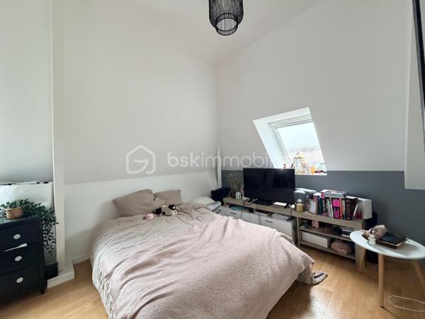 NOUVEAUTÉ – TOURS CENTRE, RUE GAMBETTA

Emplacement privilégié, au calme, à deux pas des commerces et des commodités !

Au 6ᵉ et dernier étage d’une résidence bien entretenue de 1998, découvrez cet appartement au charme fonctionnel, situé dans une petite copropriété aux faibles charges.

Il offre une belle pièce de vie avec rangements et espace cuisine, un coin nuit permettant d’accueillir un lit double, ainsi qu’une salle d’eau avec WC.

Dernier étage, calme, emplacement recherché et faibles charges : un bien rare, idéal pour un premier achat ou un investissement locatif.

📞 Contacte-moi pour en savoir plus !