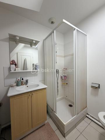 NOUVEAUTÉ – TOURS CENTRE, RUE GAMBETTA

Emplacement privilégié, au calme, à deux pas des commerces et des commodités !

Au 6ᵉ et dernier étage d’une résidence bien entretenue de 1998, découvrez cet appartement au charme fonctionnel, situé dans une petite copropriété aux faibles charges.

Il offre une belle pièce de vie avec rangements et espace cuisine, un coin nuit permettant d’accueillir un lit double, ainsi qu’une salle d’eau avec WC.

Dernier étage, calme, emplacement recherché et faibles charges : un bien rare, idéal pour un premier achat ou un investissement locatif.

📞 Contacte-moi pour en savoir plus !