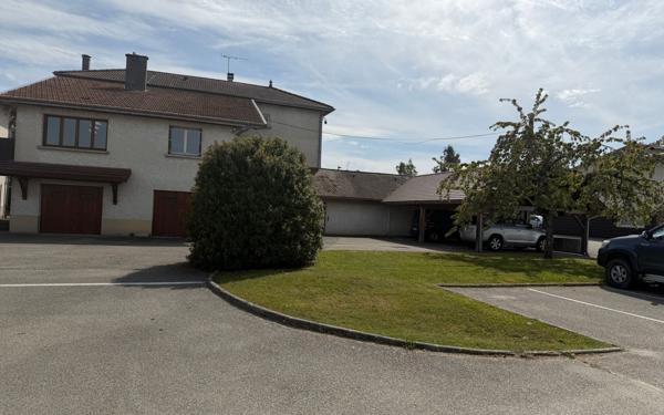 Maison à vendre    10 pièces • 317 m2 Saint-Étienne-de-Saint-Geoirs