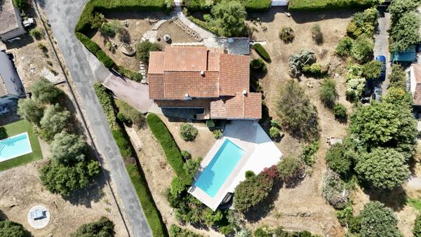 Maison
         6 pièces
        - 205 m² Bien prestige 850 000 € *