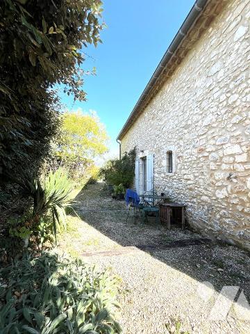 Adorable maison en pierres rénovée avec dépendance et superbe terrain