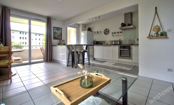 AGEN - Appartement T3 lumineux de 69 m² avec terrasse couverte, ascenseur et place de parking en sous-sol.