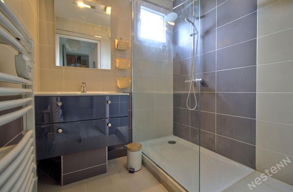 AGEN - Appartement T3 lumineux de 69 m² avec terrasse couverte, ascenseur et place de parking en sous-sol.