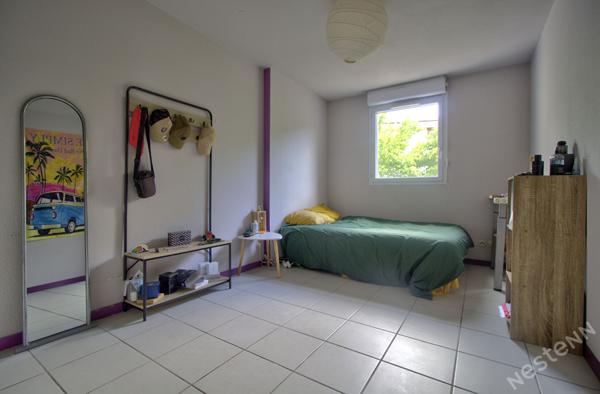 AGEN - Appartement T3 lumineux de 69 m² avec terrasse couverte, ascenseur et place de parking en sous-sol.