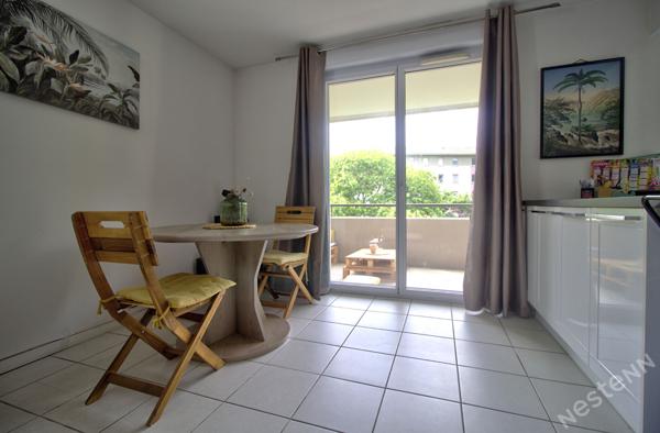 AGEN - Appartement T3 lumineux de 69 m² avec terrasse couverte, ascenseur et place de parking en sous-sol.