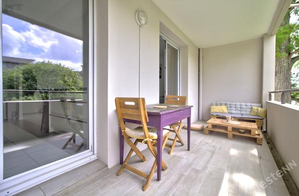 AGEN - Appartement T3 lumineux de 69 m² avec terrasse couverte, ascenseur et place de parking en sous-sol.