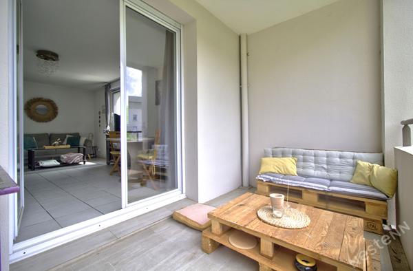 AGEN - Appartement T3 lumineux de 69 m² avec terrasse couverte, ascenseur et place de parking en sous-sol.