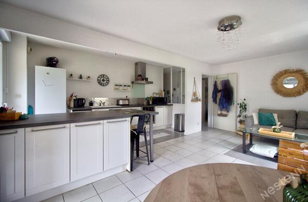 AGEN - Appartement T3 lumineux de 69 m² avec terrasse couverte, ascenseur et place de parking en sous-sol.