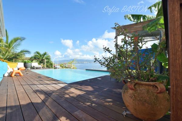 Les Trois-Îlets (972) – Villa avec vue mer imprenable – Piscine à débordement – Beaux volumes – Terrain de 891 m²