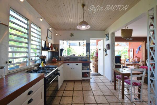 Les Trois-Îlets (972) – Villa avec vue mer imprenable – Piscine à débordement – Beaux volumes – Terrain de 891 m²