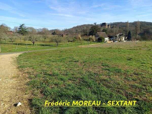 Trés beau terrain constructible avec vue sur le chateau de LANQUAIS