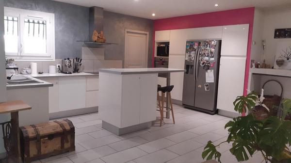 Maison de plain pied avec 2 chambres, 2 bureaux avec jardin et terrasse