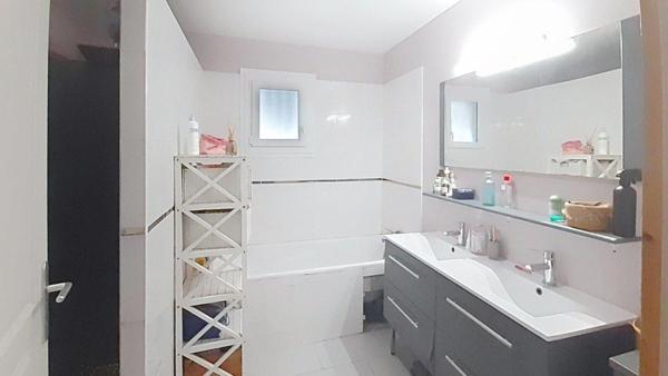 Maison de plain pied avec 2 chambres, 2 bureaux avec jardin et terrasse