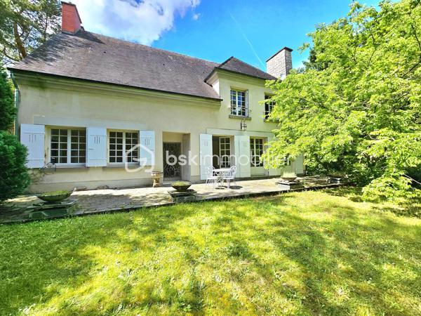 A St Pierre les Nemours, idéalement située (écoles, commerces, transports, complexe sportifs) avec un accès direct à la forêt du Rocher Gréau.
Nichée sur un terrain de 2300m², cette propriété (divisé en 2 grand appartements) est un véritable havre de paix, entourée d'une douzaine de variétés d'arbres (oranger du Mexique, Chênes, Hêtres, Châtaigniers).

Au rdc: Une grande entrée, un séjour / salle à manger lumineux, une cuisine aménagée avec un balcon donnant sur la forêt, 2 grande chambres avec balcon, un dressing, une salle de bain + douche, un WC séparé avec lave main.

A l'étage: un palier desservant un séjour / salle à manger (possibilité d'en faire 2 chambres ou une très grande), une cuisine aménagée, 2 grandes chambres, un bureau, une salle de bain, un WC séparé.

Un grand sous sol avec garage.

Maison idéale pour les amateurs de tranquillité.