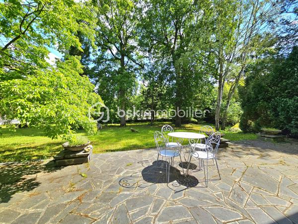 A St Pierre les Nemours, idéalement située (écoles, commerces, transports, complexe sportifs) avec un accès direct à la forêt du Rocher Gréau.
Nichée sur un terrain de 2300m², cette propriété (divisé en 2 grand appartements) est un véritable havre de paix, entourée d'une douzaine de variétés d'arbres (oranger du Mexique, Chênes, Hêtres, Châtaigniers).

Au rdc: Une grande entrée, un séjour / salle à manger lumineux, une cuisine aménagée avec un balcon donnant sur la forêt, 2 grande chambres avec balcon, un dressing, une salle de bain + douche, un WC séparé avec lave main.

A l'étage: un palier desservant un séjour / salle à manger (possibilité d'en faire 2 chambres ou une très grande), une cuisine aménagée, 2 grandes chambres, un bureau, une salle de bain, un WC séparé.

Un grand sous sol avec garage.

Maison idéale pour les amateurs de tranquillité.