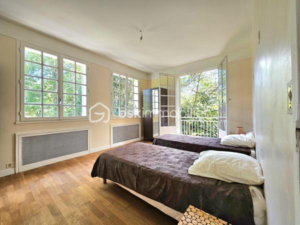 A St Pierre les Nemours, idéalement située (écoles, commerces, transports, complexe sportifs) avec un accès direct à la forêt du Rocher Gréau.
Nichée sur un terrain de 2300m², cette propriété (divisé en 2 grand appartements) est un véritable havre de paix, entourée d'une douzaine de variétés d'arbres (oranger du Mexique, Chênes, Hêtres, Châtaigniers).

Au rdc: Une grande entrée, un séjour / salle à manger lumineux, une cuisine aménagée avec un balcon donnant sur la forêt, 2 grande chambres avec balcon, un dressing, une salle de bain + douche, un WC séparé avec lave main.

A l'étage: un palier desservant un séjour / salle à manger (possibilité d'en faire 2 chambres ou une très grande), une cuisine aménagée, 2 grandes chambres, un bureau, une salle de bain, un WC séparé.

Un grand sous sol avec garage.

Maison idéale pour les amateurs de tranquillité.