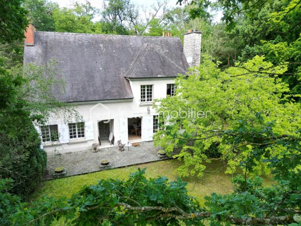 A St Pierre les Nemours, idéalement située (écoles, commerces, transports, complexe sportifs) avec un accès direct à la forêt du Rocher Gréau.
Nichée sur un terrain de 2300m², cette propriété (divisé en 2 grand appartements) est un véritable havre de paix, entourée d'une douzaine de variétés d'arbres (oranger du Mexique, Chênes, Hêtres, Châtaigniers).

Au rdc: Une grande entrée, un séjour / salle à manger lumineux, une cuisine aménagée avec un balcon donnant sur la forêt, 2 grande chambres avec balcon, un dressing, une salle de bain + douche, un WC séparé avec lave main.

A l'étage: un palier desservant un séjour / salle à manger (possibilité d'en faire 2 chambres ou une très grande), une cuisine aménagée, 2 grandes chambres, un bureau, une salle de bain, un WC séparé.

Un grand sous sol avec garage.

Maison idéale pour les amateurs de tranquillité.