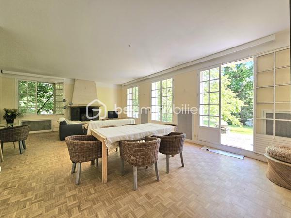 A St Pierre les Nemours, idéalement située (écoles, commerces, transports, complexe sportifs) avec un accès direct à la forêt du Rocher Gréau.
Nichée sur un terrain de 2300m², cette propriété (divisé en 2 grand appartements) est un véritable havre de paix, entourée d'une douzaine de variétés d'arbres (oranger du Mexique, Chênes, Hêtres, Châtaigniers).

Au rdc: Une grande entrée, un séjour / salle à manger lumineux, une cuisine aménagée avec un balcon donnant sur la forêt, 2 grande chambres avec balcon, un dressing, une salle de bain + douche, un WC séparé avec lave main.

A l'étage: un palier desservant un séjour / salle à manger (possibilité d'en faire 2 chambres ou une très grande), une cuisine aménagée, 2 grandes chambres, un bureau, une salle de bain, un WC séparé.

Un grand sous sol avec garage.

Maison idéale pour les amateurs de tranquillité.