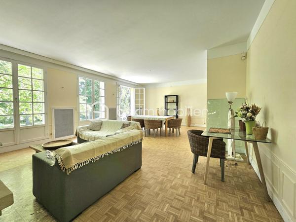 A St Pierre les Nemours, idéalement située (écoles, commerces, transports, complexe sportifs) avec un accès direct à la forêt du Rocher Gréau.
Nichée sur un terrain de 2300m², cette propriété (divisé en 2 grand appartements) est un véritable havre de paix, entourée d'une douzaine de variétés d'arbres (oranger du Mexique, Chênes, Hêtres, Châtaigniers).

Au rdc: Une grande entrée, un séjour / salle à manger lumineux, une cuisine aménagée avec un balcon donnant sur la forêt, 2 grande chambres avec balcon, un dressing, une salle de bain + douche, un WC séparé avec lave main.

A l'étage: un palier desservant un séjour / salle à manger (possibilité d'en faire 2 chambres ou une très grande), une cuisine aménagée, 2 grandes chambres, un bureau, une salle de bain, un WC séparé.

Un grand sous sol avec garage.

Maison idéale pour les amateurs de tranquillité.