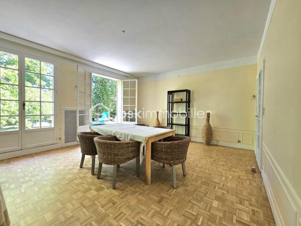 A St Pierre les Nemours, idéalement située (écoles, commerces, transports, complexe sportifs) avec un accès direct à la forêt du Rocher Gréau.
Nichée sur un terrain de 2300m², cette propriété (divisé en 2 grand appartements) est un véritable havre de paix, entourée d'une douzaine de variétés d'arbres (oranger du Mexique, Chênes, Hêtres, Châtaigniers).

Au rdc: Une grande entrée, un séjour / salle à manger lumineux, une cuisine aménagée avec un balcon donnant sur la forêt, 2 grande chambres avec balcon, un dressing, une salle de bain + douche, un WC séparé avec lave main.

A l'étage: un palier desservant un séjour / salle à manger (possibilité d'en faire 2 chambres ou une très grande), une cuisine aménagée, 2 grandes chambres, un bureau, une salle de bain, un WC séparé.

Un grand sous sol avec garage.

Maison idéale pour les amateurs de tranquillité.