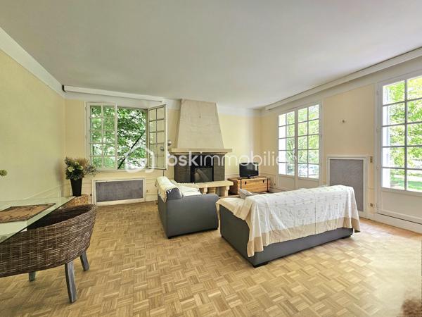 A St Pierre les Nemours, idéalement située (écoles, commerces, transports, complexe sportifs) avec un accès direct à la forêt du Rocher Gréau.
Nichée sur un terrain de 2300m², cette propriété (divisé en 2 grand appartements) est un véritable havre de paix, entourée d'une douzaine de variétés d'arbres (oranger du Mexique, Chênes, Hêtres, Châtaigniers).

Au rdc: Une grande entrée, un séjour / salle à manger lumineux, une cuisine aménagée avec un balcon donnant sur la forêt, 2 grande chambres avec balcon, un dressing, une salle de bain + douche, un WC séparé avec lave main.

A l'étage: un palier desservant un séjour / salle à manger (possibilité d'en faire 2 chambres ou une très grande), une cuisine aménagée, 2 grandes chambres, un bureau, une salle de bain, un WC séparé.

Un grand sous sol avec garage.

Maison idéale pour les amateurs de tranquillité.