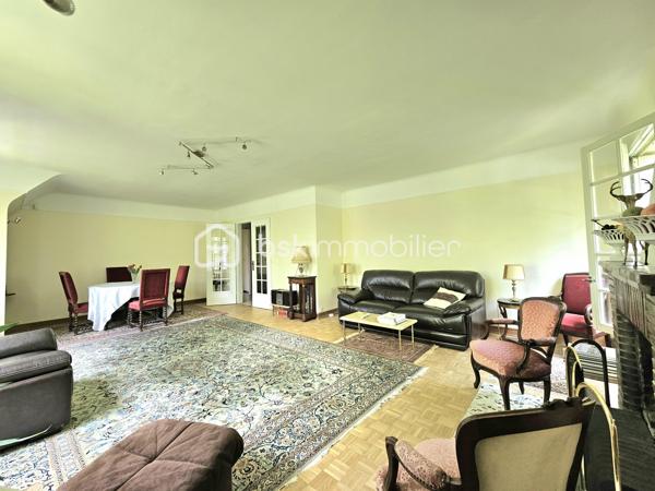 A St Pierre les Nemours, idéalement située (écoles, commerces, transports, complexe sportifs) avec un accès direct à la forêt du Rocher Gréau.
Nichée sur un terrain de 2300m², cette propriété (divisé en 2 grand appartements) est un véritable havre de paix, entourée d'une douzaine de variétés d'arbres (oranger du Mexique, Chênes, Hêtres, Châtaigniers).

Au rdc: Une grande entrée, un séjour / salle à manger lumineux, une cuisine aménagée avec un balcon donnant sur la forêt, 2 grande chambres avec balcon, un dressing, une salle de bain + douche, un WC séparé avec lave main.

A l'étage: un palier desservant un séjour / salle à manger (possibilité d'en faire 2 chambres ou une très grande), une cuisine aménagée, 2 grandes chambres, un bureau, une salle de bain, un WC séparé.

Un grand sous sol avec garage.

Maison idéale pour les amateurs de tranquillité.