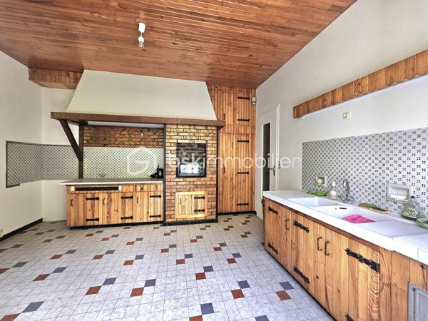 A St Pierre les Nemours, idéalement située (écoles, commerces, transports, complexe sportifs) avec un accès direct à la forêt du Rocher Gréau.
Nichée sur un terrain de 2300m², cette propriété (divisé en 2 grand appartements) est un véritable havre de paix, entourée d'une douzaine de variétés d'arbres (oranger du Mexique, Chênes, Hêtres, Châtaigniers).

Au rdc: Une grande entrée, un séjour / salle à manger lumineux, une cuisine aménagée avec un balcon donnant sur la forêt, 2 grande chambres avec balcon, un dressing, une salle de bain + douche, un WC séparé avec lave main.

A l'étage: un palier desservant un séjour / salle à manger (possibilité d'en faire 2 chambres ou une très grande), une cuisine aménagée, 2 grandes chambres, un bureau, une salle de bain, un WC séparé.

Un grand sous sol avec garage.

Maison idéale pour les amateurs de tranquillité.