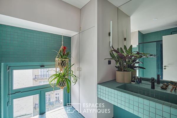 Ancien atelier d’artiste en dernier étage avec balcon-terrasse à proximité du Parc Monceau