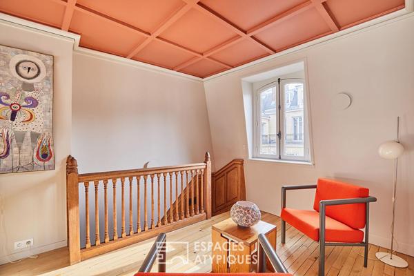 Ancien atelier d’artiste en dernier étage avec balcon-terrasse à proximité du Parc Monceau