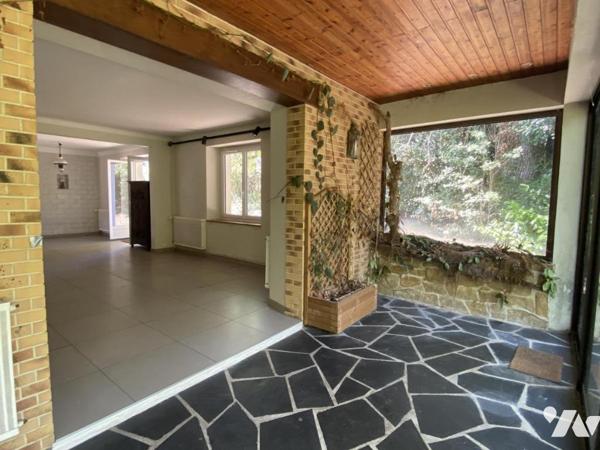 Maison de plain-pied avec dépendances à rafraichir