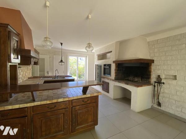 Maison de plain-pied avec dépendances à rafraichir