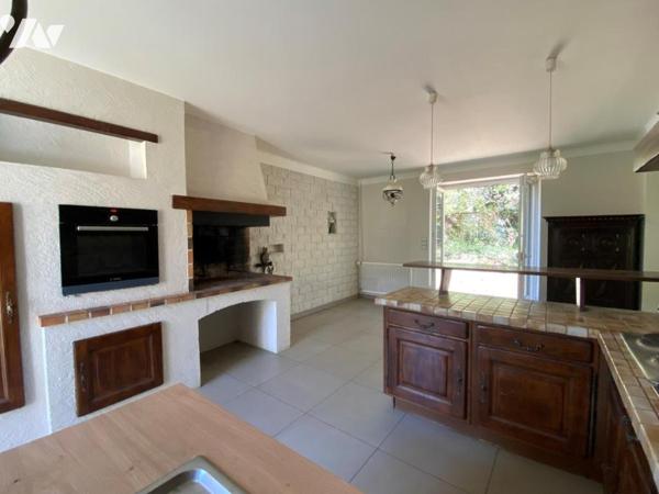 Maison de plain-pied avec dépendances à rafraichir