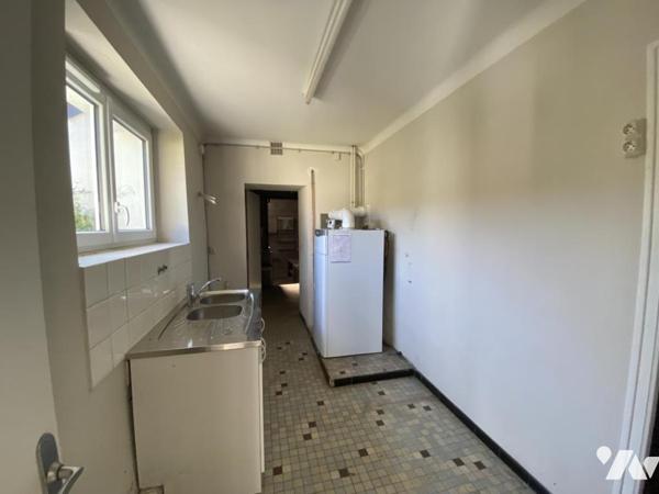 Maison de plain-pied avec dépendances à rafraichir