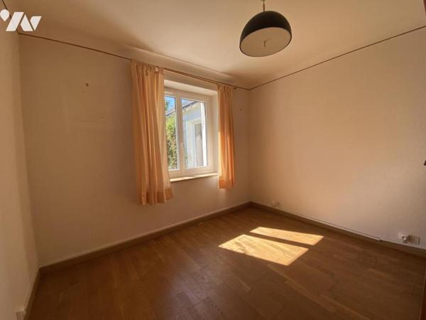 Maison de plain-pied avec dépendances à rafraichir